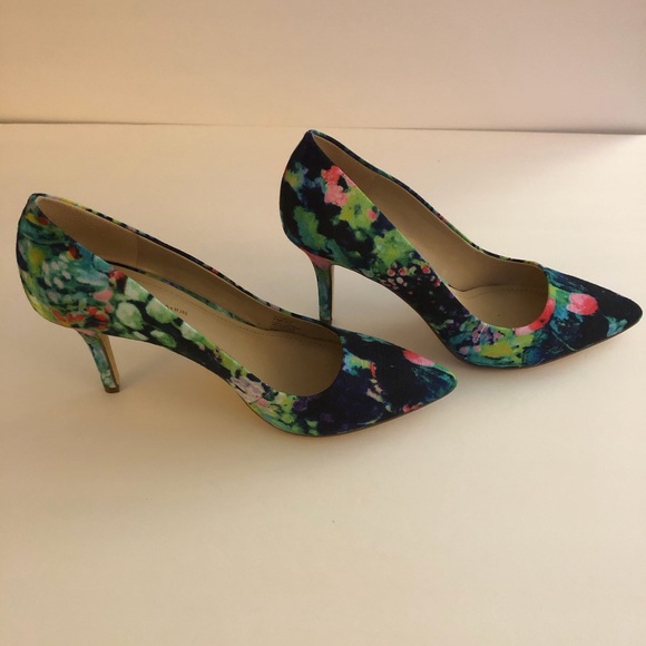 BCBGeneration Floral Watercolor Heels with box - Picture 3 of 8